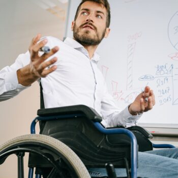 Homme handicapé au travail