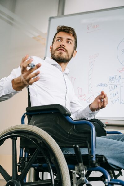 Homme handicapé au travail