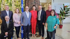 de gauche a droite François Jacques, député de Mégantic, devant lui Paul Lupien directeur général de la COPHAN qui est en fauteuil roulant, Geneviève Hébert, Députée de Saint-François, Stéphane Thériault directeur général CQEA, Mme Geneviève Guil;bault Vice-première ministre · Ministre des Transports et de la Mobilité durable., M. Sébastien Schneeberger Député de Drummond–Bois-Francs adjoint parlementaire au transport et président du comité pour le transport adapté, Steve Breton directeur général de Defi Polytech et devant lui une employée de Défi Polytech