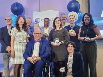 Lauréats des Prix Papillon 2025 sourient en tenant leur presse-papier COPHAN, dans leur mains.